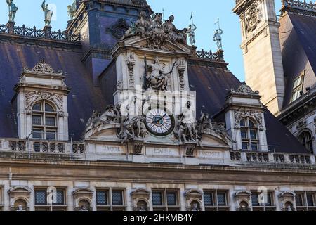 PARIS, FRANKREICH - 13. MAI 2015: Dies ist ein Fragment der Fassade des Pariser Rathauses. Stockfoto