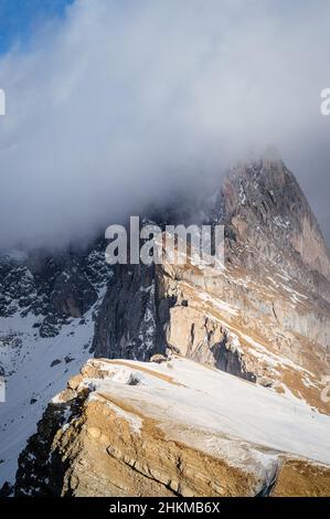 Seceda Gipfel zwischen Wolken und Schnee im Winter, Dolomiten Alpen, Italien Stockfoto