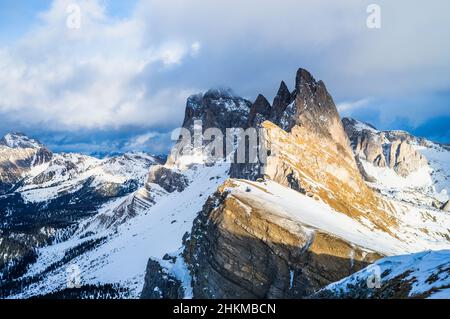 Seceda Gipfel zwischen Wolken und Schnee im Winter, Dolomiten Alpen, Italien Stockfoto