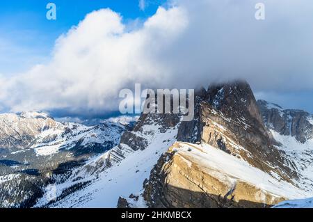 Seceda Gipfel zwischen Wolken und Schnee im Winter, Dolomiten Alpen, Italien Stockfoto