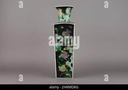 Kunst inspiriert von der vierseitigen Vase mit Blumenmuster der vier Jahreszeiten, Chinesisch, Qing-Dynastie, 1644-1911, Guangxu-Zeit, 1875-1908, Ende 19th-Anfang 20th Jahrhundert, Jingdezhen Ware; Porzellan mit Famille Noire Emaille Dekoration, China, Asien, Keramik, Behälter, Höhe: 19 1/8 in, Classic Works modernisiert von Artotop mit einem Schuss Moderne. Formen, Farbe und Wert, auffällige visuelle Wirkung auf Kunst. Emotionen durch Freiheit von Kunstwerken auf zeitgemäße Weise. Eine zeitlose Botschaft, die eine wild kreative neue Richtung verfolgt. Künstler, die sich dem digitalen Medium zuwenden und die Artotop NFT erschaffen Stockfoto