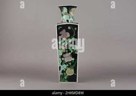 Kunst inspiriert von der vierseitigen Vase mit Blumenmuster der vier Jahreszeiten, Chinesisch, Qing-Dynastie, 1644-1911, Guangxu-Zeit, 1875-1908, Ende 19th-Anfang 20th Jahrhundert, Jingdezhen Ware; Porzellan mit Famille Noire Emaille Dekoration, China, Asien, Keramik, Behälter, Höhe: 19 1/8 in, Classic Works modernisiert von Artotop mit einem Schuss Moderne. Formen, Farbe und Wert, auffällige visuelle Wirkung auf Kunst. Emotionen durch Freiheit von Kunstwerken auf zeitgemäße Weise. Eine zeitlose Botschaft, die eine wild kreative neue Richtung verfolgt. Künstler, die sich dem digitalen Medium zuwenden und die Artotop NFT erschaffen Stockfoto