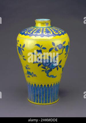 Kunst inspiriert von Prunus Vase (Meiping), Chinesisch, Qing Dynastie, 1644-1911, Qianlong Periode, 1736-1795, Ende des 18th. Jahrhunderts, Porzellan mit Unterglasur-Blau- und Überglasur-Emaille, hergestellt in Jingdezhen, Provinz Jiangxi, China, Asien, Keramik, Behälter, 14 x 8 5/8 Zoll (35,6 x 21,9 cm, Classic Works modernisiert von Artotop mit einem Schuss Modernität. Formen, Farbe und Wert, auffällige visuelle Wirkung auf Kunst. Emotionen durch Freiheit von Kunstwerken auf zeitgemäße Weise. Eine zeitlose Botschaft, die eine wild kreative neue Richtung verfolgt. Künstler, die sich dem digitalen Medium zuwenden und die Artotop NFT erschaffen Stockfoto