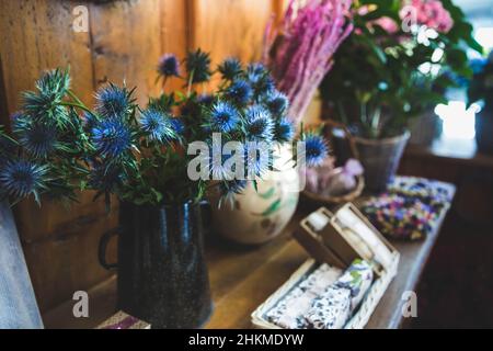 Blumenstrauß in einer Glasvase am Fenster eines Dekor- und Blumenladens, Nahaufnahme Stockfoto