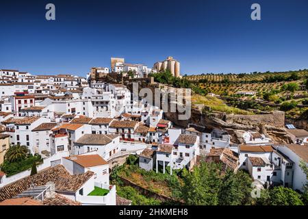 Setenil de las Bodegas, eines der schönen weißen Dörfer (Pueblos Blancos) von Andalusien, Spanien Stockfoto