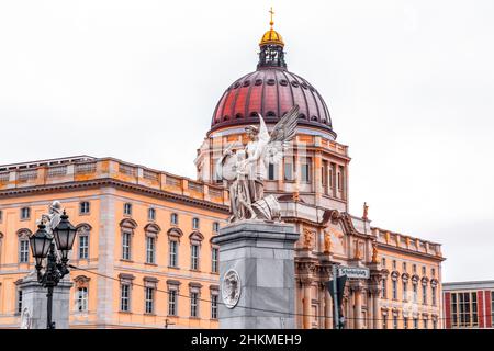 Berlin, Deutschland - 17. Dezember 2021: Außenansicht des Humboldt Forums, einem Museum für außereuropäische Kunst auf der Museumsinsel im historischen Zentrum von Berl Stockfoto