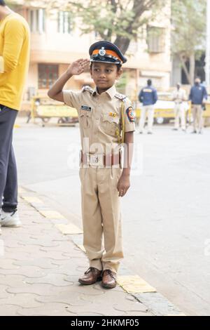 Junge in Polizeiuniformen sind gekommen, um den Tag der Republik im Shivaji Park Mumbai zu feiern Stockfoto