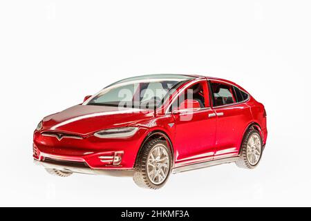 Barcelona, Spanien. Oktober 21: Rotes Tesla Model X Spielzeugauto auf weißem Hintergrund Stockfoto