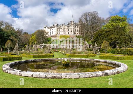Dunrobin Castle Museum & Gardens mit Teich in der Nähe von Golspie Highland Schottland Stockfoto