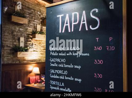 Tapas-Bar in Spanien. Abends spanische Tapas-Bar im historischen Zentrum von Sevilla Stockfoto