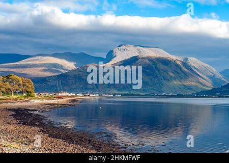 Blick auf die schottischen Berge Ben Nevis (R) und Aonach Beag (L) vom Strand am Loch Eil in der Nähe von Corpach Highland Schottland mit Fort William links Stockfoto