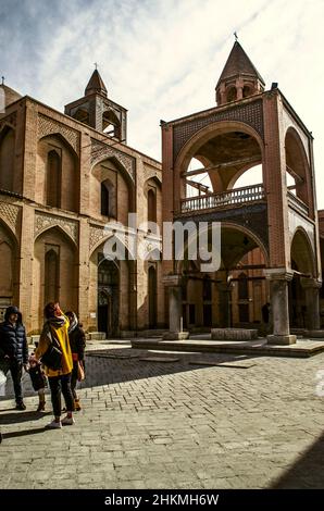 Isfahan, Nor Julfa, Iran, 16. November 2021: Ein freistehender Glockenturm mit einer aus Ziegelsteinen gebauten Dachkuppel in der Nähe der Kathedrale von Christus dem Erlöser, Stockfoto