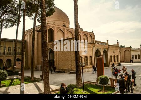 Isfahan, Nor Julfa, Iran, 16, November, 2021: Blick auf den Innenhof der Kathedrale von Christus dem Erlöser-Kloster in Nor Julfa mit der Hauptfassade Stockfoto