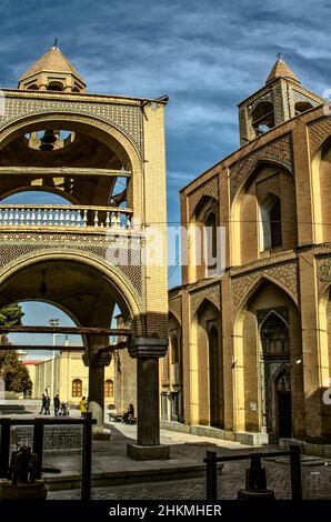 Isfahan,Nor Julfa,Iran,November 16,2021:die Seitenfassade der Kathedrale von Christus dem Erlöser und die Rückfassade eines freistehenden Glockenturms Stockfoto