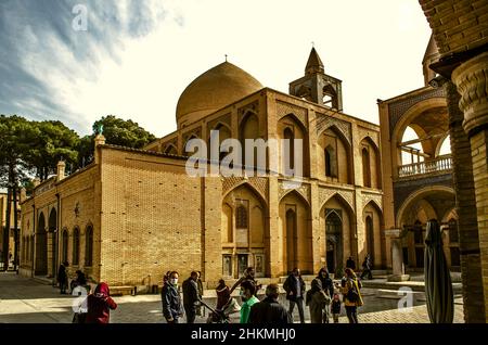 Isfahan, Nor Julfa, Iran, 16. November 2021: Seitenfassade der Kathedrale von Christus dem Erlöser mit dem Eingang zum Historischen Museum und ovaler nic Stockfoto