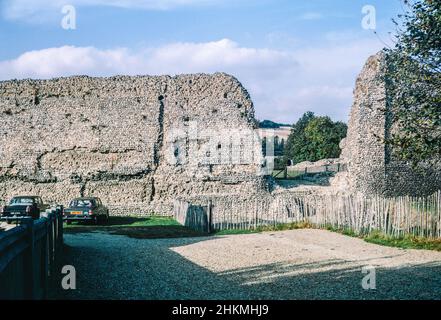 Eynsford Castle - Ruine mittelalterliche Festung in Eynsford, Kent. Das Schloss wurde an der Stelle eines früheren angelsächsischen Steinburhs erbaut und vermutlich zwischen 1085 und 1087 von William de Enysford erbaut. Archivscan von einem Dia. April 1969. Stockfoto