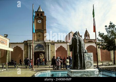 Isfahan, Nor Julfa, Iran, 16. November 2021: Haupteingang zum Tempel, umgeben von einer Ziegelmauer mit einem Uhrenturm auf dem Gebiet der Katheden Stockfoto