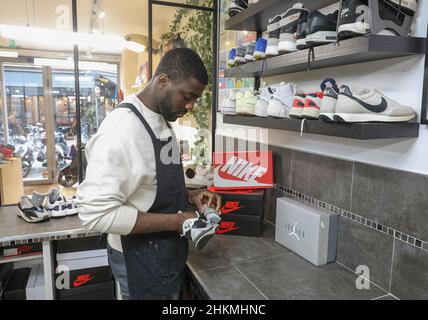 MAISON SNEAKERS, REINIGUNG DER SNEAKERS Stockfoto