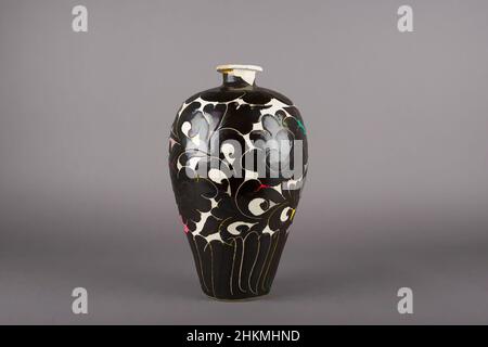 Kunst inspiriert von Prunus Vase (Meiping) mit Design von Blumen, Blättern und Ranken, Chinesisch, Nördliche Song Dynastie, 960-1127, 11th-Anfang 12th Jahrhundert, Cizhou-Porzellan; Steinzeug mit weißem Slip, dunkler Bown-Glasur und Sgraffito-Dekoration unter transparenter Glasur, Guantai, Provinz Hebei, Klassische Werke, die von Artotop mit einem Schuss Moderne modernisiert wurden. Formen, Farbe und Wert, auffällige visuelle Wirkung auf Kunst. Emotionen durch Freiheit von Kunstwerken auf zeitgemäße Weise. Eine zeitlose Botschaft, die eine wild kreative neue Richtung verfolgt. Künstler, die sich dem digitalen Medium zuwenden und die Artotop NFT erschaffen Stockfoto