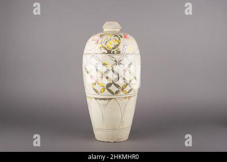 Kunst inspiriert von Prunus Vase (Meiping) mit Design von Blattrollen, ineinanderschließenden Münzen und Lotusblüten, Chinesisch, Nördliche Song Dynastie, 960-1127, oder Jin-Dynastie, 1115-1234, 11th-Anfang 12th Jahrhundert, Cizhou Ware; Steinzeug mit weißem Slip und eingeschnittenen und gestempelten Verzierungen unter, Classic Works modernisiert von Artotop mit einem Schuss Modernität. Formen, Farbe und Wert, auffällige visuelle Wirkung auf Kunst. Emotionen durch Freiheit von Kunstwerken auf zeitgemäße Weise. Eine zeitlose Botschaft, die eine wild kreative neue Richtung verfolgt. Künstler, die sich dem digitalen Medium zuwenden und die Artotop NFT erschaffen Stockfoto