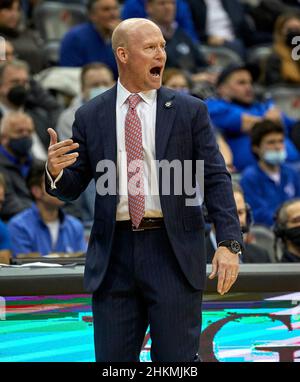 Newark, New Jersey, USA. 5th. Februar 2022. Seton Hall-Cheftrainer Kevin Willard während der NCAA Big East-Aktion zwischen den Seton Hall Pirates und den Creighton Bluejays am Freitag, den 4 2022. Februar, im Prudential Center in Newark, New Jersey. Seton Hall besiegte Creighton 74-55. Duncan Williams/CSM/Alamy Live News Stockfoto