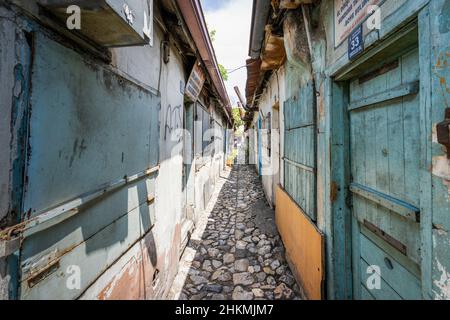 Blick auf die historische schmale Straße in der Provinz Corum. Corum liegt im Landesinneren in der zentralen Schwarzmeerregion der Türkei. Stockfoto