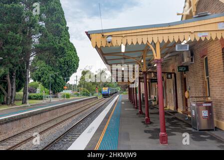 Ein sechsköpfige Dieselzugwagen der XPT-Klasse am historischen, ländlichen Bowral-Bahnhof in den südlichen Highlands von New South Wales, Australien Stockfoto