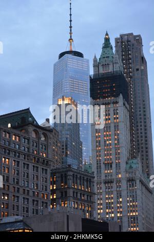 Skyline von New York City - schöne Aussicht auf Wolkenkratzer, einschließlich One World Trade Center Stockfoto