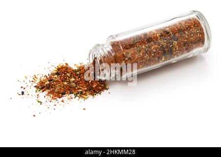 Shichimi Togarashi verschüttet aus der Flasche. Eine Mischung aus getrocknetem Chili und anderen Gewürzen. Das ist hausgemacht. Stockfoto
