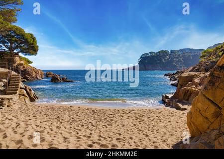 Blick auf Cala de Malaret an einem sonnigen Wintertag, Fornells, Costa Brava, Katalonien, Spanien Stockfoto