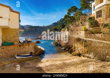 Kleiner Steg für lokale Fischerboote in Fornells, Costa Brava, Katalonien Stockfoto