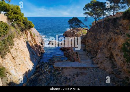 Blick auf eine der kleinen Buchten auf dem Küstenweg von Aiguablava nach Fornells, Costa Brava, Katalonien, Spanien Stockfoto