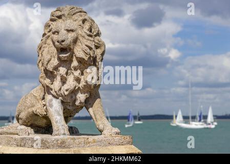 Statue eines Löwen auf der Esplanade von Ägypten während der Cowes Week in der Küstenstadt Cowes, Isle of Wight, England, Großbritannien Stockfoto