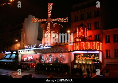 Frankreich, Paris - das legendäre Moulin Rouge in der Nacht mit vielen roten Neonlichtern Stockfoto