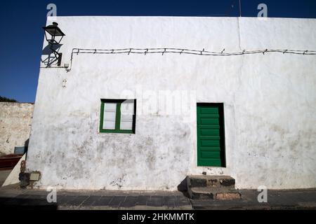 Quadratisches weiß getünchtes Gebäude mit grünen Türen und Fenstern, typisch kanarisches Gebäude in Teguise Lanzarote Kanarische Inseln Spanien Stockfoto