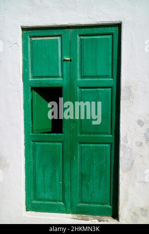 Grün lackierte Holztür mit offener Luke Teguise Lanzarote Kanarische Inseln Spanien Stockfoto