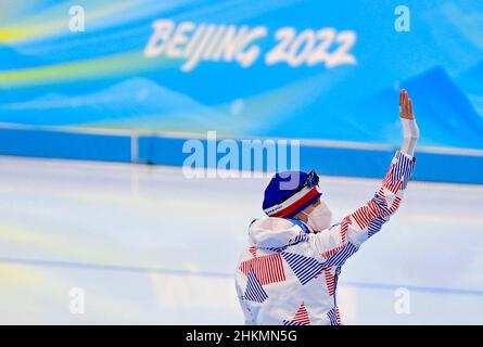 Peking, China. 05th. Februar 2022. Martina Sablikova aus der Tschechischen Republik begrüßt die Fans beim Eisschnelllauf-Rennen der Frauen 3000m während der Olympischen Winterspiele 2022 in Peking beim National Speed Skating Oval (Ice Ribbon) in Peking, China, am 5. Februar 2022. Kredit: Roman Vondrous/CTK Foto/Alamy Live Nachrichten Stockfoto