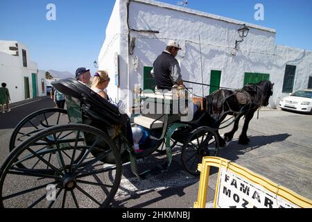 Pferdekutschenfahrten für Touristen am Markttag Teguise Lanzarote Kanarische Inseln Spanien Stockfoto