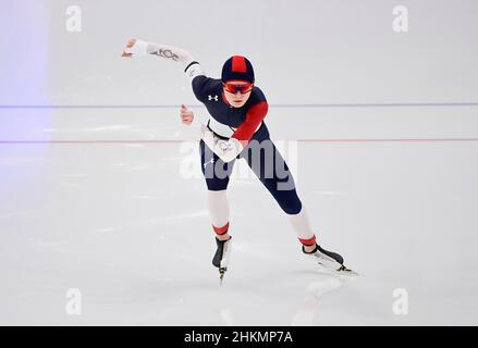 Peking, China. 05th. Februar 2022. Nikola Zdrahalova aus der Tschechischen Republik tritt beim Eisschnelllauf-Rennen der Frauen 3000m während der Olympischen Winterspiele 2022 in Peking beim Nationalen Eisband Oval (Ice Ribbon) am 5. Februar 2022 in Peking, China, an. Kredit: Roman Vondrous/CTK Foto/Alamy Live Nachrichten Stockfoto