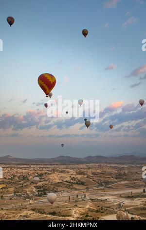 Kappadokien, Türkei - September 2021 – romantische, entspannende Terrassen im historischen Stadtzentrum von Goreme, umgeben von feurigen vulkanischen Kaminen in Kappadoki Stockfoto