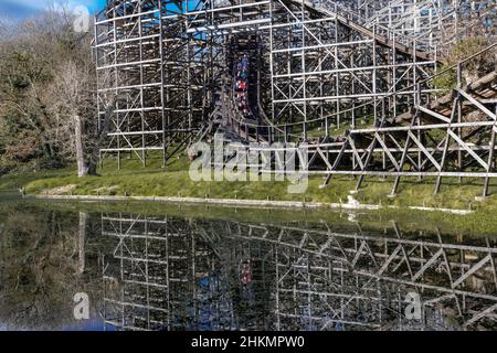 Oakwood Theme Park, Speed No Limits Rollercoaster, Megafobia Holz Rollercoaster und Halloween Shots Stockfoto