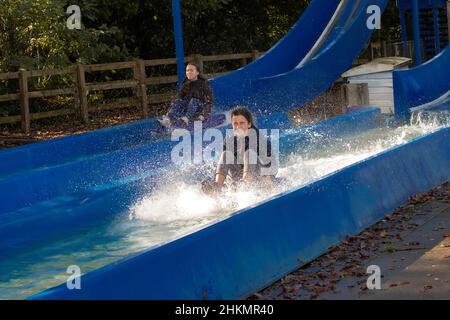 Oakwood Theme Park, Speed No Limits Rollercoaster, Megafobia Holz Rollercoaster und Halloween Shots Stockfoto