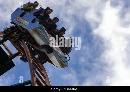 Oakwood Theme Park, Speed No Limits Rollercoaster, Megafobia Holz Rollercoaster und Halloween Shots Stockfoto