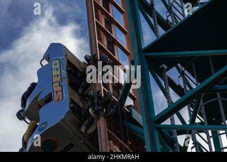 Oakwood Theme Park, Speed No Limits Rollercoaster, Megafobia Holz Rollercoaster und Halloween Shots Stockfoto