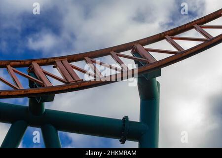 Oakwood Theme Park, Speed No Limits Rollercoaster, Megafobia Holz Rollercoaster und Halloween Shots Stockfoto