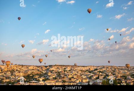 Kappadokien, Türkei - September 2021 – romantische, entspannende Terrassen im historischen Stadtzentrum von Goreme, umgeben von feurigen vulkanischen Kaminen in Kappadoki Stockfoto