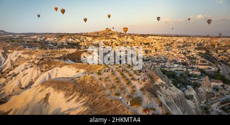 Kappadokien, Türkei - September 2021 – romantische, entspannende Terrassen im historischen Stadtzentrum von Goreme, umgeben von feurigen vulkanischen Kaminen in Kappadoki Stockfoto