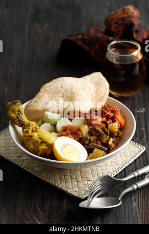 Lontong Sayur Komplit oder Lontong Cap Go Meh, indonesische Reiskuchensuppe für IED Al Fitr oder Ffteen Tage nach dem Neujahrsfest, indonesisches Peranakan-Gericht Stockfoto