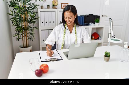 Junge lateinische Frau in Ernährungsuniform, die in der Klinik arbeitet Stockfoto