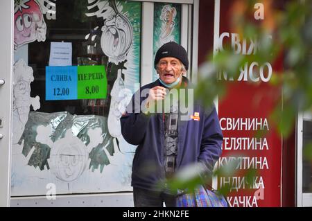 Poltawa, Ukraine. September 24. 2021. Ein älterer Mann raucht eine Zigarette und schaut auf die Kamera und zeigt uninszenierte Schüsse auf der Straße. Falten Stockfoto